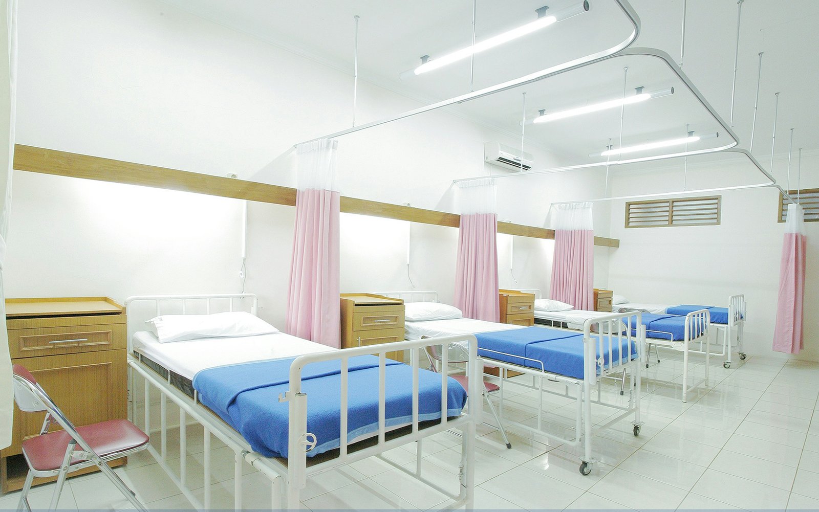 Patient room with specialist monitor
